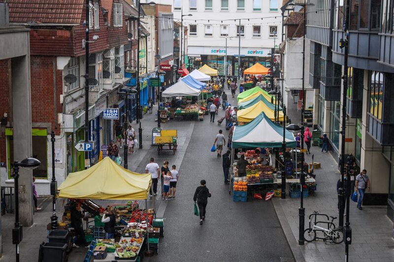 Somente o número de junho mostrou um declínio de 0,6%, principalmente por um feriado extra para marcar o jubileu da rainha Somente o número de junho mostrou um declínio de 0,6%, principalmente por um feriado extra para marcar o jubileu da rainha