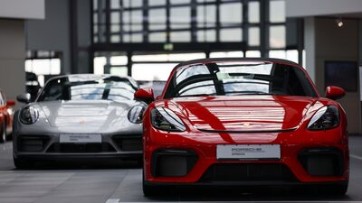 Porsche planeja novos cortes para lidar com tarifas dos EUA e demanda fraca na China Porsche planeja novos cortes para lidar com tarifas dos EUA e demanda fraca na China