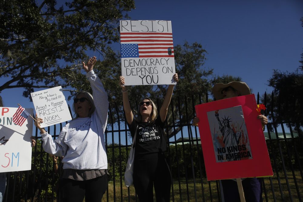 Manifestantes contra la detención de inmigrantes indocumentados en Bradenton, Florida, en octubre. Fotógrafo: Octavio Jones/Getty Images Manifestantes contra la detención de inmigrantes indocumentados en Bradenton, Florida, en octubre. Fotógrafo: Octavio Jones/Getty Images