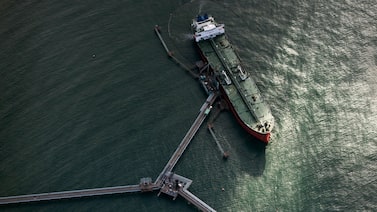 Petróleo sobre US$100: qué mercados, sectores y acciones ganan y pierden Petróleo sobre US$100: qué mercados, sectores y acciones ganan y pierden