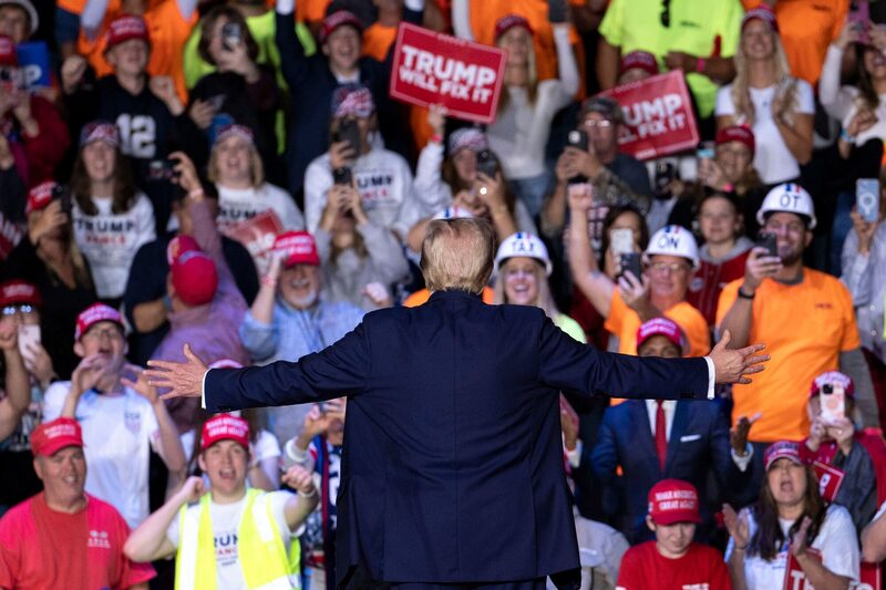 Trump afirma que los impuestos a la importación pueden ayudar a recaudar ingresos, así como a reducir el déficit comercial de EE.UU. y a deslocalizar la fabricación. Trump afirma que los impuestos a la importación pueden ayudar a recaudar ingresos, así como a reducir el déficit comercial de EE.UU. y a deslocalizar la fabricación.