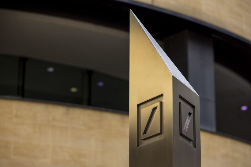 El logotipo de Deutsche Bank AG en un cartel fuera de Winchester House, sus oficinas en Londres, Reino Unido, el lunes 27 de marzo de 2023. El logotipo de Deutsche Bank AG en un cartel fuera de Winchester House, sus oficinas en Londres, Reino Unido, el lunes 27 de marzo de 2023.