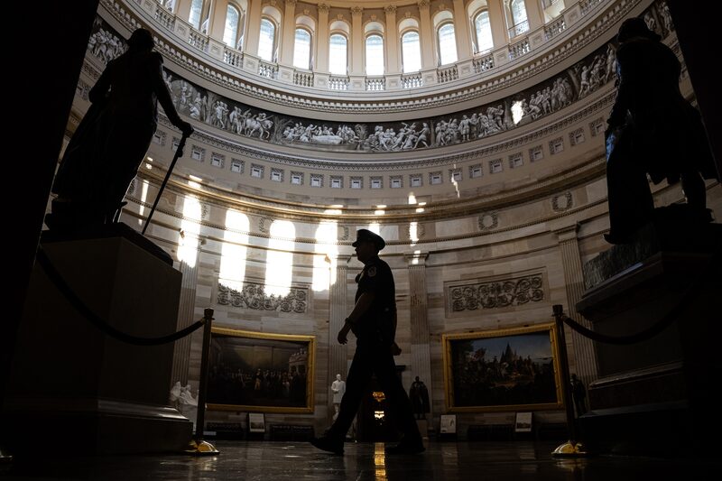 Un agente de la Policía del Capitolio de los Estados Unidos en la rotonda del Capitolio de los Estados Unidos en Washington, el 12 de noviembre.
Fotógrafo: Graeme Sloan/Bloomberg Un agente de la Policía del Capitolio de los Estados Unidos en la rotonda del Capitolio de los Estados Unidos en Washington, el 12 de noviembre.
Fotógrafo: Graeme Sloan/Bloomberg