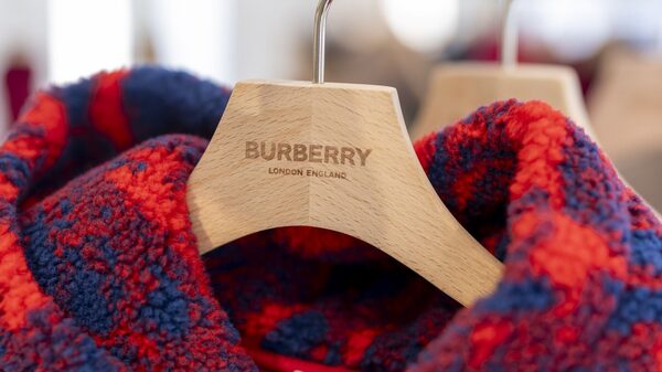 Luxo em crise: Burberry se prepara para cortar 1.700 empregos para reduzir custos Luxo em crise: Burberry se prepara para cortar 1.700 empregos para reduzir custos
