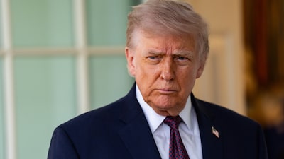 Trump é retirado às pressas após tiros em jantar de correspondentes da Casa Branca Trump é retirado às pressas após tiros em jantar de correspondentes da Casa Branca