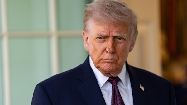 Trump é retirado às pressas após tiros em jantar de correspondentes da Casa Branca Trump é retirado às pressas após tiros em jantar de correspondentes da Casa Branca