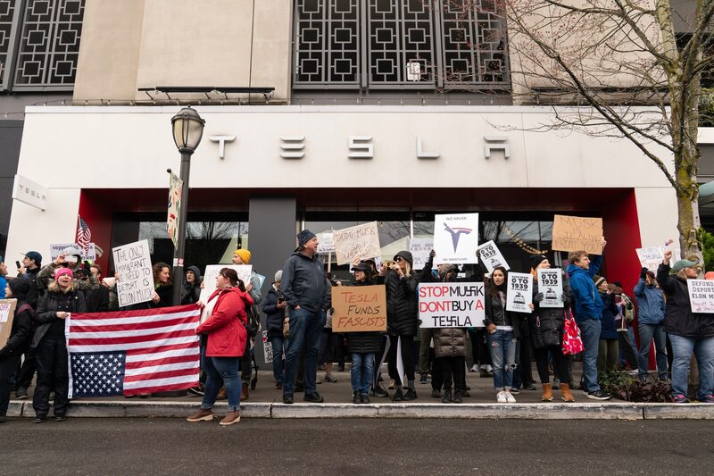 Protestos contra a Tesla em Seattle: 'a Tesla se tornou um símbolo político em todo o mundo', diz analista (Foto: David Ryder/Bloomberg) Protestos contra a Tesla em Seattle: 'a Tesla se tornou um símbolo político em todo o mundo', diz analista (Foto: David Ryder/Bloomberg)