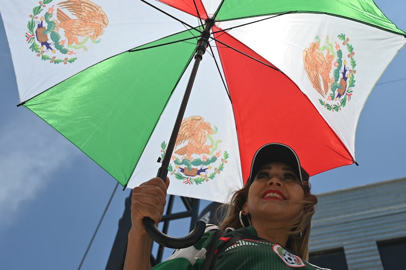 Una aficionada observa el partido inaugural con un paraguas con la bandera de México durante una fiesta para ver el Mundial de 2026 en Tijuana, México, el jueves 11 de junio de 2026. México recibe a Sudáfrica para el partido inaugural del Mundial el jueves en el histórico Estadio Azteca en la Ciudad de México. Fotógrafo: Carlos Moreno/Bloomberg Una aficionada observa el partido inaugural con un paraguas con la bandera de México durante una fiesta para ver el Mundial de 2026 en Tijuana, México, el jueves 11 de junio de 2026. México recibe a Sudáfrica para el partido inaugural del Mundial el jueves en el histórico Estadio Azteca en la Ciudad de México. Fotógrafo: Carlos Moreno/Bloomberg