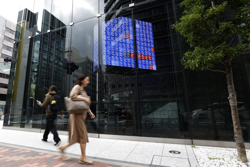 Un tablero electrónico de acciones en el interior del edificio Kabuto One en Tokio, Japón, el lunes 30 de septiembre de 2024. Un tablero electrónico de acciones en el interior del edificio Kabuto One en Tokio, Japón, el lunes 30 de septiembre de 2024.