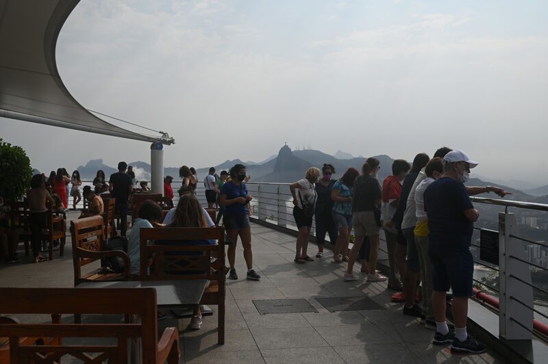 Turistas reunidos en el mirador del Pan de Azúcar en Río de Janeiro, el 18 de septiembre. Turistas reunidos en el mirador del Pan de Azúcar en Río de Janeiro, el 18 de septiembre.