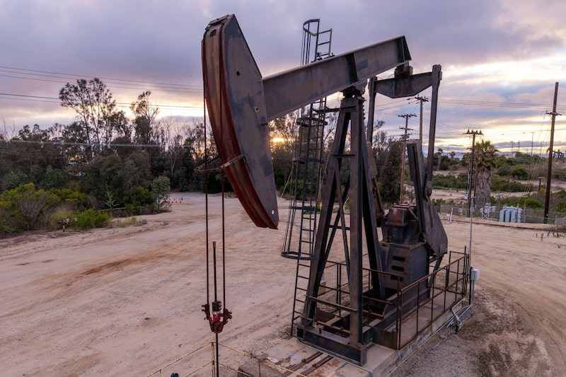 Un balancín de extracción de petróleo en el yacimiento de Inglewood, en Culver City, California. Un balancín de extracción de petróleo en el yacimiento de Inglewood, en Culver City, California.
