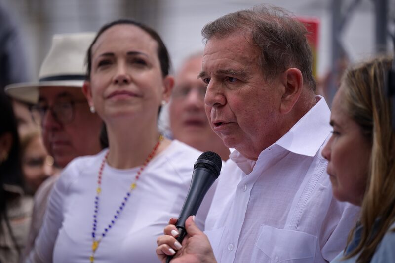 El aspirante opositor Edmundo González, centro derecha, habla junto a María Corina Machado. El aspirante opositor Edmundo González, centro derecha, habla junto a María Corina Machado.