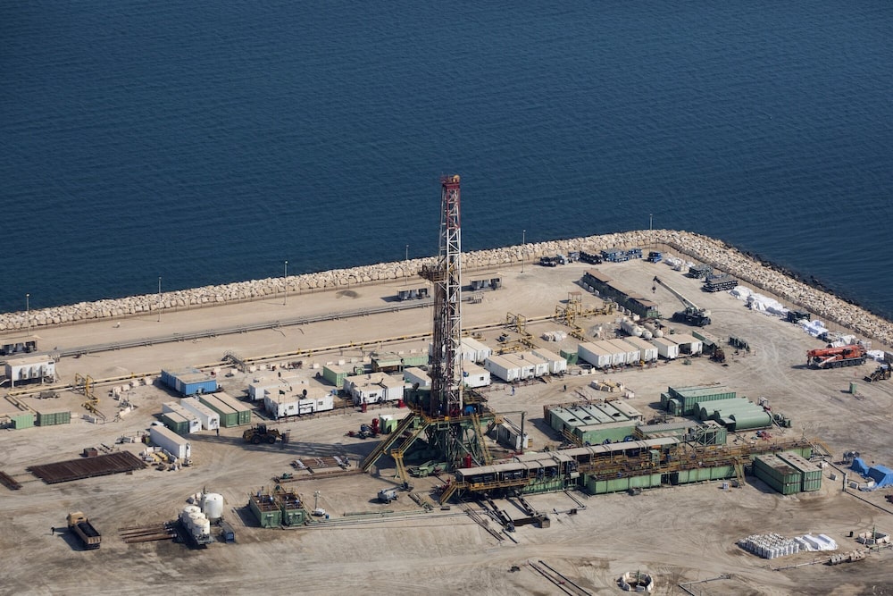 Plataforma de perforación petrolífera en el yacimiento petrolífero marino de Manifa, en Arabia Saudita. Plataforma de perforación petrolífera en el yacimiento petrolífero marino de Manifa, en Arabia Saudita.