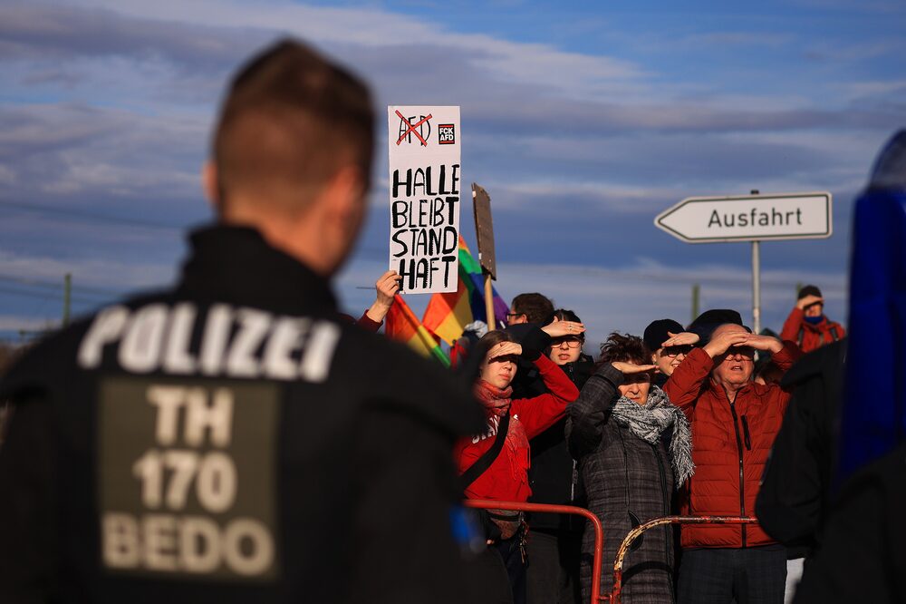 Manifestantes protestam do lado de fora do lançamento da campanha eleitoral geral do partido Alternativa para a Alemanha (AfD) em Halle, Alemanha, no sábado (25) Manifestantes protestam do lado de fora do lançamento da campanha eleitoral geral do partido Alternativa para a Alemanha (AfD) em Halle, Alemanha, no sábado (25)