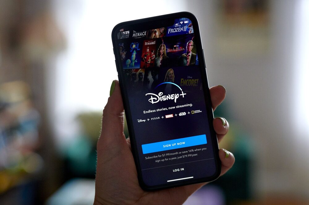 La página web de Disney+ en un teléfono inteligente en un barrio de Brooklyn, Nueva York. La página web de Disney+ en un teléfono inteligente en un barrio de Brooklyn, Nueva York.