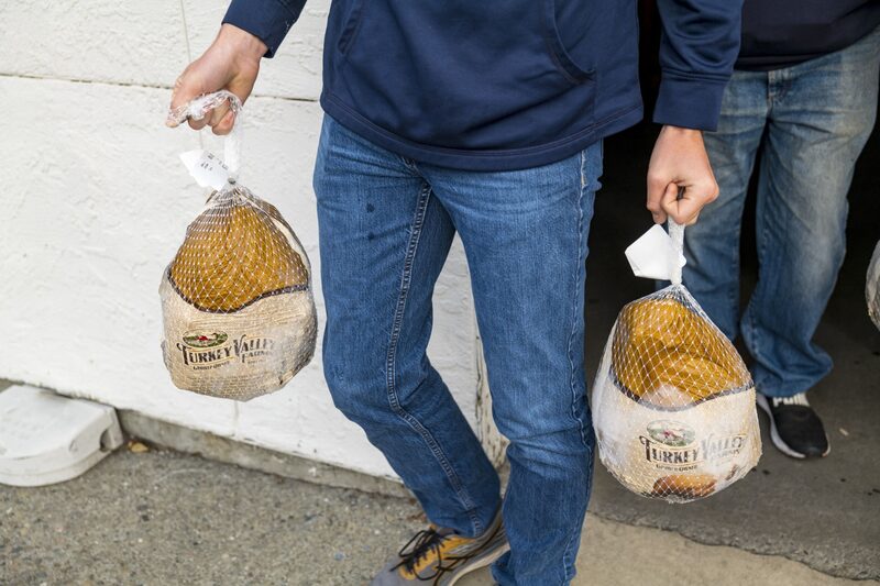 Una persona lleva pavos para repartir a la gente en el reparto de Acción de Gracias de la Misión de Rescate del Área de la Bahía en Richmond, California, EE.UU. Una persona lleva pavos para repartir a la gente en el reparto de Acción de Gracias de la Misión de Rescate del Área de la Bahía en Richmond, California, EE.UU.