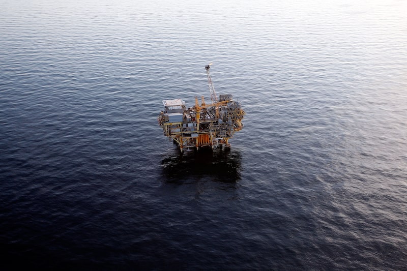 Una plataforma petrolera en el mar. Una plataforma petrolera en el mar.
