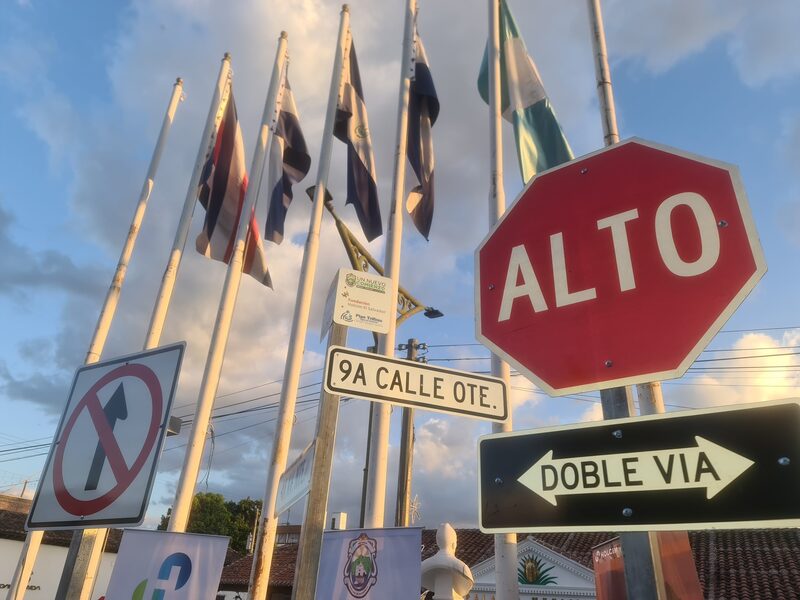 Señalización y rótulos en un calle en San Salvador. Señalización y rótulos en un calle en San Salvador.