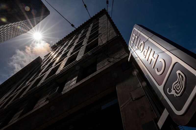 Logo de Chipotle en un local de San Francisco. Logo de Chipotle en un local de San Francisco.