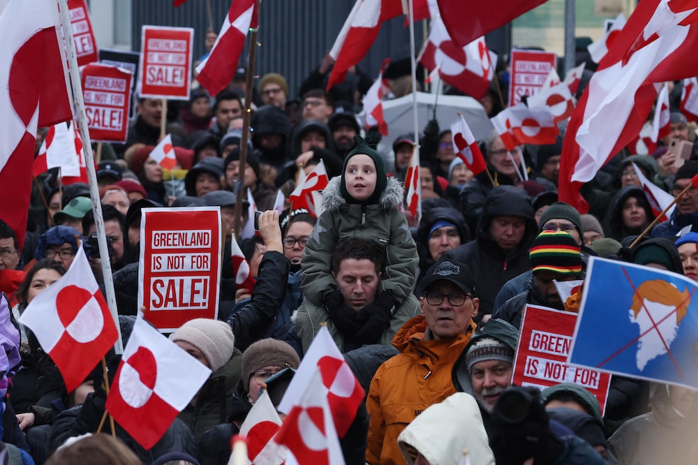 Los manifestantes portan banderas de Groenlandia mientras se reúnen para marchar en protesta contra Trump y su anunciada intención de adquirir Groenlandia en enero. Los manifestantes portan banderas de Groenlandia mientras se reúnen para marchar en protesta contra Trump y su anunciada intención de adquirir Groenlandia en enero.