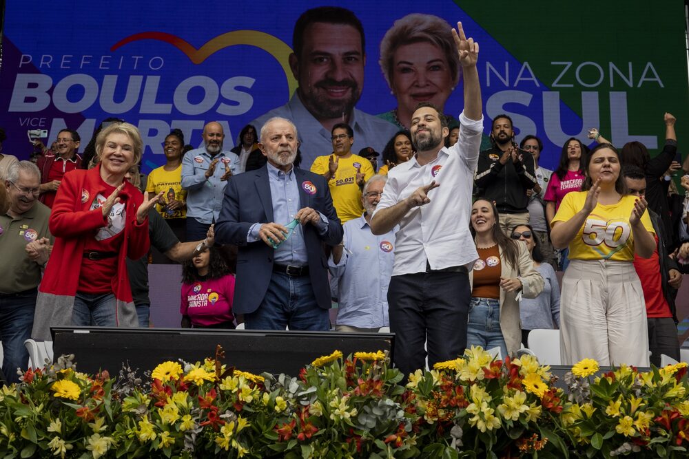 Lula, centro izquierda, y Guilherme Boulos, centro derecha, durante un mitin de campaña en Sao Paulo el 24 de agosto. Fotografia: Victor Moriyama/Bloomberg Lula, centro izquierda, y Guilherme Boulos, centro derecha, durante un mitin de campaña en Sao Paulo el 24 de agosto. Fotografia: Victor Moriyama/Bloomberg
