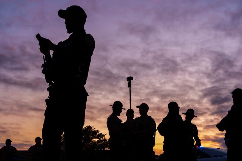 Agentes del orden público frente a un centro de procesamiento del Servicio de Inmigración y Control de Aduanas (ICE). (Fotógrafo: Adam Gray/Bloomberg). Agentes del orden público frente a un centro de procesamiento del Servicio de Inmigración y Control de Aduanas (ICE). (Fotógrafo: Adam Gray/Bloomberg).
