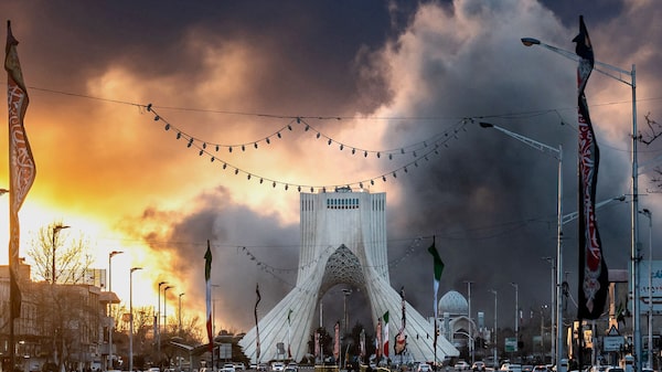 Ibovespa cai com guerra no Oriente Médio e risco ao petróleo; dólar sobe a R$ 5,25 Ibovespa cai com guerra no Oriente Médio e risco ao petróleo; dólar sobe a R$ 5,25