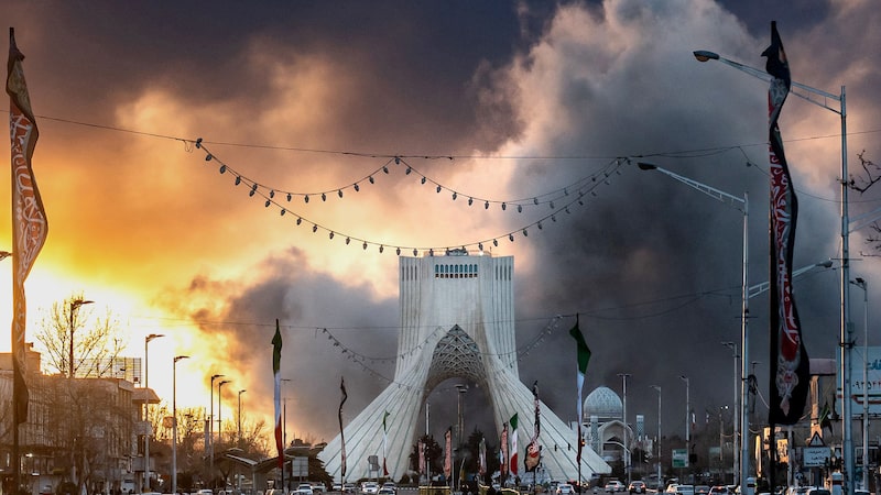 Ibovespa cai com guerra no Oriente Médio e risco ao petróleo; dólar sobe a R$ 5,25 Ibovespa cai com guerra no Oriente Médio e risco ao petróleo; dólar sobe a R$ 5,25