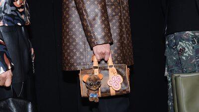 De Louis Vuitton a Prada: marcas de luxo apostam em ‘amuletos’ depois da febre Labubu De Louis Vuitton a Prada: marcas de luxo apostam em ‘amuletos’ depois da febre Labubu