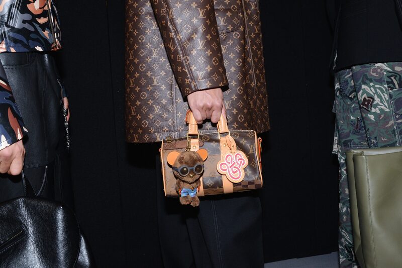 Com a queda nas vendas de bolsas de grife, maisons estão oferecendo acessórios com preços mais acessíveis, mantendo assim a proximidade com seus clientes Com a queda nas vendas de bolsas de grife, maisons estão oferecendo acessórios com preços mais acessíveis, mantendo assim a proximidade com seus clientes