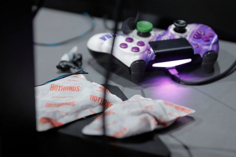 El uso de paquetes para calentar manos son altamente usados antes de enfrentarse a un torneo por el campeonato de videojuegos, en este caso de Call of Duty El uso de paquetes para calentar manos son altamente usados antes de enfrentarse a un torneo por el campeonato de videojuegos, en este caso de Call of Duty