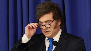 Rali dos títulos da Argentina perde fôlego com rating e guerra e limita ‘efeito Milei’ Rali dos títulos da Argentina perde fôlego com rating e guerra e limita ‘efeito Milei’