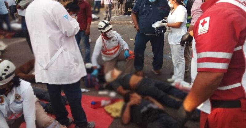 Personal de Protección Civil de Chiapas auxilia a migrantes centroamericanos tras la volcadura de un trailer al sur de México. (Cortesía: Protección Civil de Chiapas) Personal de Protección Civil de Chiapas auxilia a migrantes centroamericanos tras la volcadura de un trailer al sur de México. (Cortesía: Protección Civil de Chiapas)