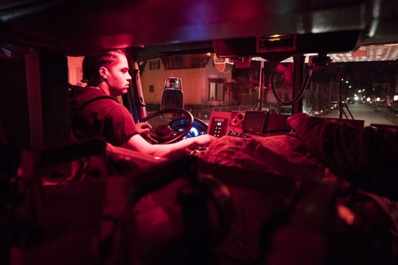 Un miembro del departamento de bomberos de Manchester, New Hampshire, conduce hacia una ubicación donde se reportó una posible sobredosis. Un miembro del departamento de bomberos de Manchester, New Hampshire, conduce hacia una ubicación donde se reportó una posible sobredosis.