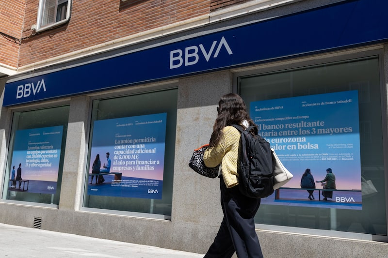 Una sucursal del Banco Bilbao Vizcaya Argentaria SA en Madrid.  Una sucursal del Banco Bilbao Vizcaya Argentaria SA en Madrid.