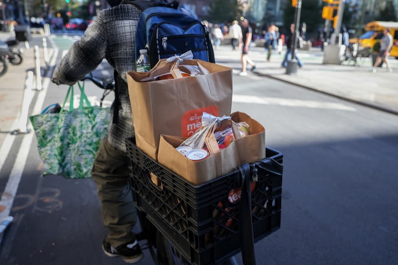 Un repartidor de Instacart recoge un pedido frente a un supermercado en Nueva York. Fotógrafo: Michael Nagle/Bloomberg. Un repartidor de Instacart recoge un pedido frente a un supermercado en Nueva York. Fotógrafo: Michael Nagle/Bloomberg.