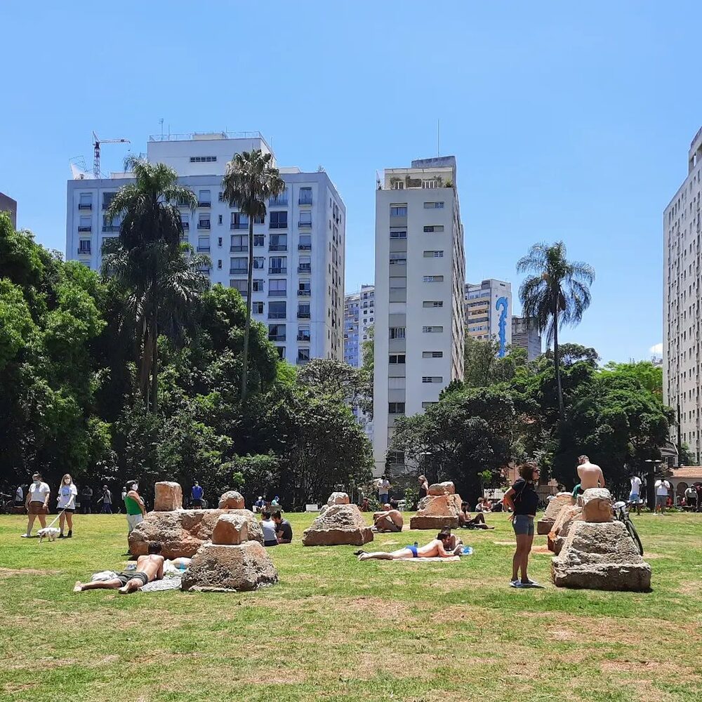 Parque Augusta oferece gramado para quem prefere tomar um sol lendo um livro, além de cachorródromo e trilhas, em uma área próxima da Praça Roosevelt e do circuito do teatro independente Parque Augusta oferece gramado para quem prefere tomar um sol lendo um livro, além de cachorródromo e trilhas, em uma área próxima da Praça Roosevelt e do circuito do teatro independente