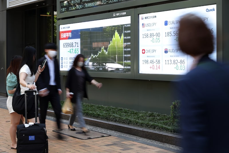 El índice bursátil Nikkei 225, a la izquierda, y el tipo de cambio del yen japonés frente a varias divisas, mostrados en el exterior de una empresa de valores en Tokio. Fotógrafo: Kiyoshi Ota/Bloomberg. El índice bursátil Nikkei 225, a la izquierda, y el tipo de cambio del yen japonés frente a varias divisas, mostrados en el exterior de una empresa de valores en Tokio. Fotógrafo: Kiyoshi Ota/Bloomberg.
