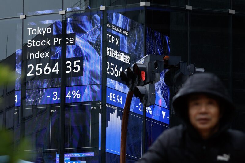 EE.UU. puede presionar para que el yen se fortalezca con el fin de reducir su déficit comercial. EE.UU. puede presionar para que el yen se fortalezca con el fin de reducir su déficit comercial.