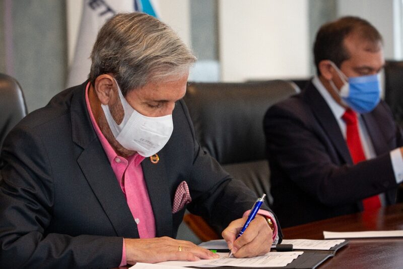 El gerente de Petroecuador, Ítalo Cedeño, firmó el contrato en representación del Gobierno. El gerente de Petroecuador, Ítalo Cedeño, firmó el contrato en representación del Gobierno.