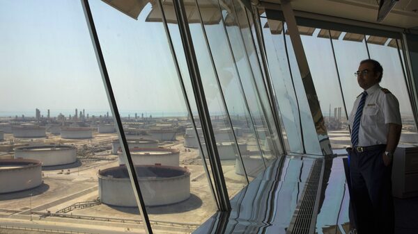 Petróleo vuelve a superar los US$100; saudíes no garantizan más producción Petróleo vuelve a superar los US$100; saudíes no garantizan más producción