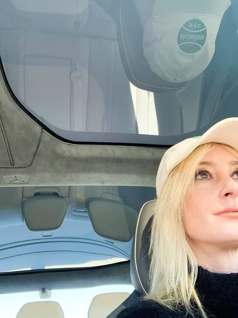 El techo estilo invernadero del Lucid Air me dejó agobiada por el calor y la luz implacable tras un viaje por carretera de 11 horas .Fotógrafo: Hannah Elliott/Bloomberg El techo estilo invernadero del Lucid Air me dejó agobiada por el calor y la luz implacable tras un viaje por carretera de 11 horas .Fotógrafo: Hannah Elliott/Bloomberg