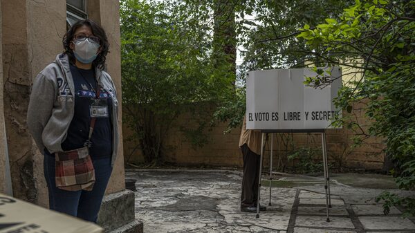 AMLO considera vetar su propia reforma electoral por transferencia de votos AMLO considera vetar su propia reforma electoral por transferencia de votos