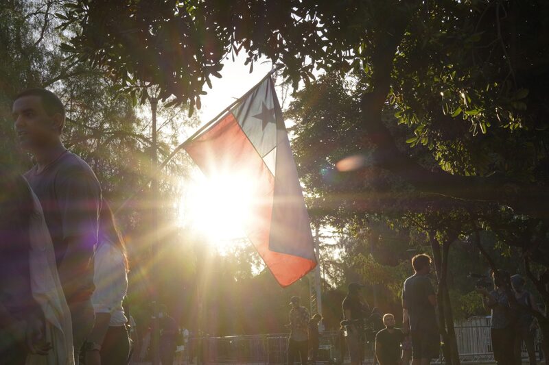 Una bandera de Chile en Santiago. Una bandera de Chile en Santiago.