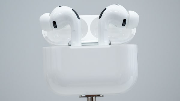 Apple filtra por error sus AirPods con cámara: la razón por la que no saldrán hasta 2027 Apple filtra por error sus AirPods con cámara: la razón por la que no saldrán hasta 2027