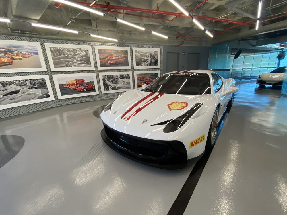 Hay más de 100 Ferraris en Venezuela. ¿Quién compra estos lujosos carros en medio de un país con una hiperinflación? Entrevista con el dueño de la franquicia en el país. Hay más de 100 Ferraris en Venezuela. ¿Quién compra estos lujosos carros en medio de un país con una hiperinflación? Entrevista con el dueño de la franquicia en el país.