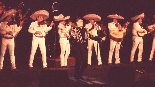 Juan Gabriel vuelve al cine tras 10 años de su muerte con material inédito de su histórico concierto en Bellas Artes Juan Gabriel vuelve al cine tras 10 años de su muerte con material inédito de su histórico concierto en Bellas Artes