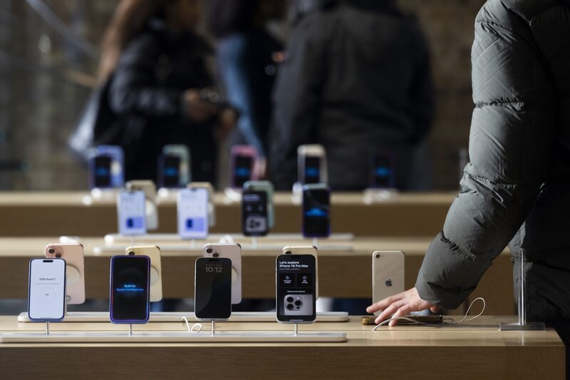 Las acciones cayeron mientras los inversores digerían las consecuencias para las principales empresas tecnológicas. Las acciones cayeron mientras los inversores digerían las consecuencias para las principales empresas tecnológicas.