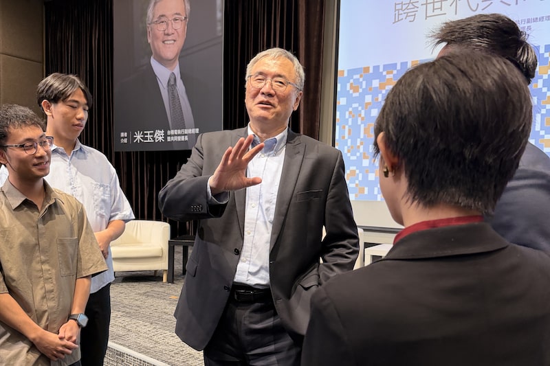 TSMC Co-Chief Operating Officer Y.J.Mii talks to university students in Taipei on Sept. 15. Photographer: Debby Wu/Bloomberg TSMC Co-Chief Operating Officer Y.J.Mii talks to university students in Taipei on Sept. 15. Photographer: Debby Wu/Bloomberg