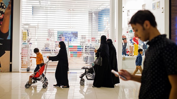 Mais mulheres trabalham na Arábia Saudita, mas qualidade dos empregos ainda é limitada Mais mulheres trabalham na Arábia Saudita, mas qualidade dos empregos ainda é limitada